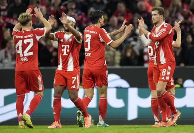 바이에른 뮌헨은&nbsp;2일 독일 뮌헨의 알리안츠 아레나에서 열린 2025-2026시즌 분데스리가 9라운드에서 레버쿠젠을 3-0으로 제압했다. 전반 25분 세르주 그나브리, 전반 32분 니콜라스 잭슨, 전반 44분 로익 바데(자책골)의 연속 득점으로 전반전에&nbsp;이미 승부를 갈랐다. 후반에도 완벽한 경기 운영으로 레버쿠젠의 반격을 차단하며 무실점 완승을 거뒀다. 뮌헨은 리그 9전 전승(승점 27)을 챙기면서&nbsp;2위 RB 라이프치히(승점 22)를 5점 차로 따돌렸다. 뮌헨 수비수 김민재는 이날 선발 출전한 뒤 풀타임을 소화하며 무실점 승리에 공헌했다. 연합뉴스