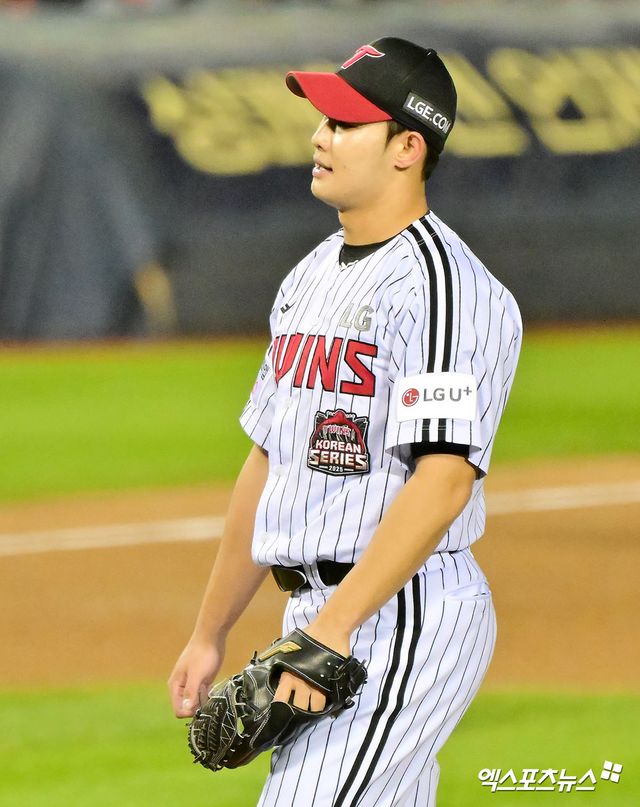 지난달 27일 오후 서울 송파구 잠실야구장에서 열린 '2025 신한 SOL Bank KBO 한국시리즈' 한화 이글스와 LG 트윈스의 2차전 경기, 4회초 2사 만루 LG 김영우가 밀어내기 볼넷으로 실점을 한 후 아쉬워하고 있다. 엑스포츠뉴스 DB