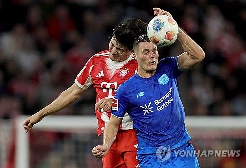 바이에른 뮌헨은&nbsp;2일 독일 뮌헨의 알리안츠 아레나에서 열린 2025-2026시즌 분데스리가 9라운드에서 레버쿠젠을 3-0으로 제압했다. 전반 25분 세르주 그나브리, 전반 32분 니콜라스 잭슨, 전반 44분 로익 바데(자책골)의 연속 득점으로 전반전에&nbsp;이미 승부를 갈랐다. 후반에도 완벽한 경기 운영으로 레버쿠젠의 반격을 차단하며 무실점 완승을 거뒀다. 뮌헨은 리그 9전 전승(승점 27)을 챙기면서&nbsp;2위 RB 라이프치히(승점 22)를 5점 차로 따돌렸다. 뮌헨 수비수 김민재는 이날 선발 출전한 뒤 풀타임을 소화하며 무실점 승리에 공헌했다. 연합뉴스