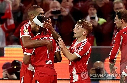 바이에른 뮌헨은&nbsp;2일 독일 뮌헨의 알리안츠 아레나에서 열린 2025-2026시즌 분데스리가 9라운드에서 레버쿠젠을 3-0으로 제압했다. 전반 25분 세르주 그나브리, 전반 32분 니콜라스 잭슨, 전반 44분 로익 바데(자책골)의 연속 득점으로 전반전에&nbsp;이미 승부를 갈랐다. 후반에도 완벽한 경기 운영으로 레버쿠젠의 반격을 차단하며 무실점 완승을 거뒀다. 뮌헨은 리그 9전 전승(승점 27)을 챙기면서&nbsp;2위 RB 라이프치히(승점 22)를 5점 차로 따돌렸다. 뮌헨 수비수 김민재는 이날 선발 출전한 뒤 풀타임을 소화하며 무실점 승리에 공헌했다. 연합뉴스