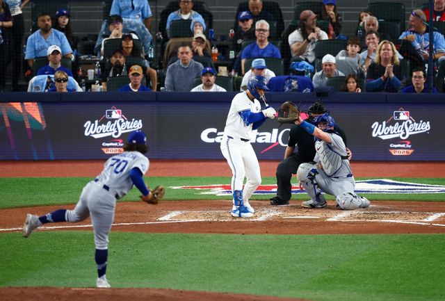 2일(한국시간) 캐나다 온타리오주 토론토의 로저스센터에서 2025 미국 메이저리그(MLB) 포스트시즌 월드시리즈(WS) 7차전 LA 다저스와 토론토 블루제이스의 경기, 4회말 1사 토론토 안드레스 히메네즈의 몸에 맞는 볼 이후 벤치클리어링이 발생했다. AFP 연합뉴스