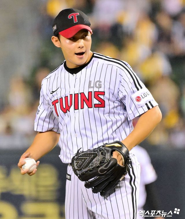 지난 9월 30일 오후 서울 송파구 잠실야구장에서 열린 '2025 신한 SOL Bank KBO리그' 두산 베어스와 LG 트윈스의 경기, 6회초 LG 김영우가 공을 힘차게 던지고 있다. 엑스포츠뉴스 DB