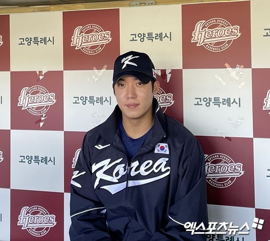 류지현 감독이 이끄는 대표팀은 2일 고양 국가대표야구훈련장에서 '2025 네이버 K-베이스볼 시리즈(NAVER K-BASEBALL SERIES)' 평가전을 앞두고 첫 훈련을 치렀다. 투수조 조장 원태인이 훈련 도중 취재진과 인터뷰에 응하고 있다. 고양, 김유민 기자