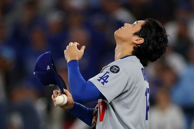 LA 다저스 오타니 쇼헤이가 2일(한국시간) 캐나다 온타리오주 토론토의 로저스센터에서 열린 2025 미국 메이저리그(MLB) 포스트시즌 토론토 블루제이스와의 월드시리즈(WS) 7차전에 선발 등판해 2⅓이닝 5피안타(1피홈런) 2볼넷 3탈삼진 3실점을 기록했다. 최고구속은 최고구속은 100.9마일(약 162km/h)로 측정됐다. AFP 연합뉴스