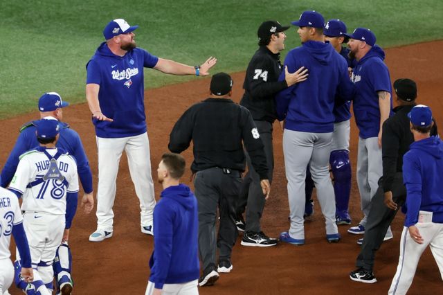 2일(한국시간) 캐나다 온타리오주 토론토의 로저스센터에서 2025 미국 메이저리그(MLB) 포스트시즌 월드시리즈(WS) 7차전 LA 다저스와 토론토 블루제이스의 경기, 4회말 1사 토론토 안드레스 히메네즈의 몸에 맞는 볼 이후 벤치클리어링이 발생했다. AFP 연합뉴스