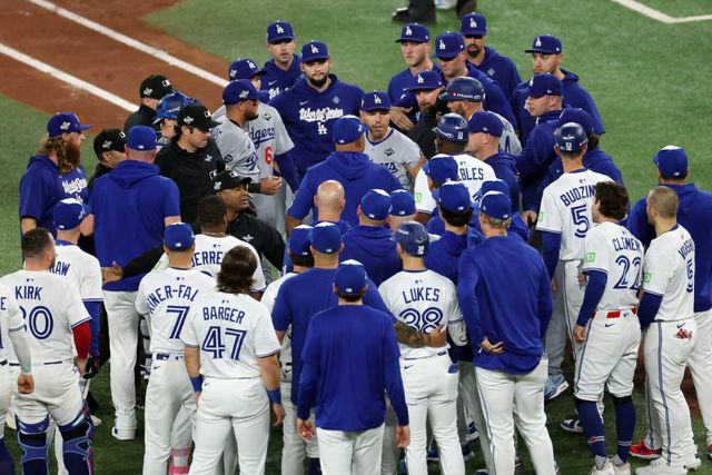2일(한국시간) 캐나다 온타리오주 토론토의 로저스센터에서 2025 미국 메이저리그(MLB) 포스트시즌 월드시리즈(WS) 7차전 LA 다저스와 토론토 블루제이스의 경기, 4회말 1사 토론토 안드레스 히메네즈의 몸에 맞는 볼 이후 벤치클리어링이 발생했다. AFP 연합뉴스