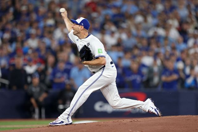 토론토 블루제이스 맥스 슈어저가 2일(한국시간) 캐나다 온타리오주 토론토의 로저스센터에서 열린 2025 미국 메이저리그(MLB) 포스트시즌 LA 다저스와의 월드시리즈(WS) 7차전에 선발 등판해 4⅓이닝 4피안타 1볼넷 3탈삼진 1실점을 기록했다. 최고구속은 (약 154km/h)로 측정됐다. AFP 연합뉴스