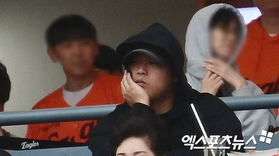 18일 오후 대전한화생명볼파크에서 열린 '2025 신한 SOL Bank KBO 포스트시즌' 삼성 라이온즈와 한화 이글스의 플레이오프 2차전 경기, KT 강백호가 관중석에서 경기를 관람하고 있다. 엑스포츠뉴스DB