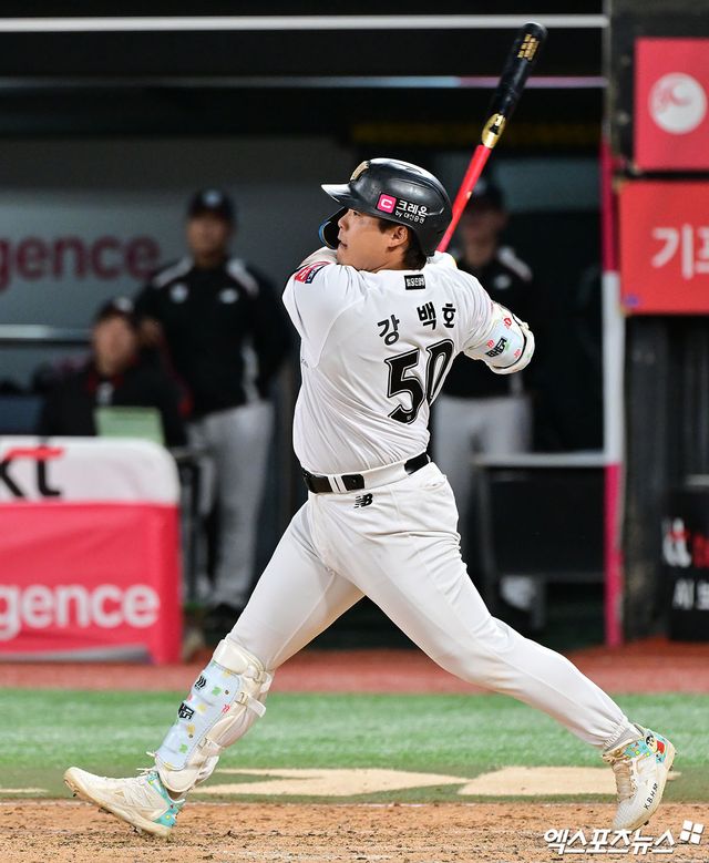 3일 오후 수원KT위즈파크에서 열린 '2025 신한 SOL Bank KBO리그' 한화 이글스와 KT 위즈의 경기, 9회말 1사 1,3루 KT 강백호가 1타점 적시타를 날리고 있다. 엑스포츠뉴스DB