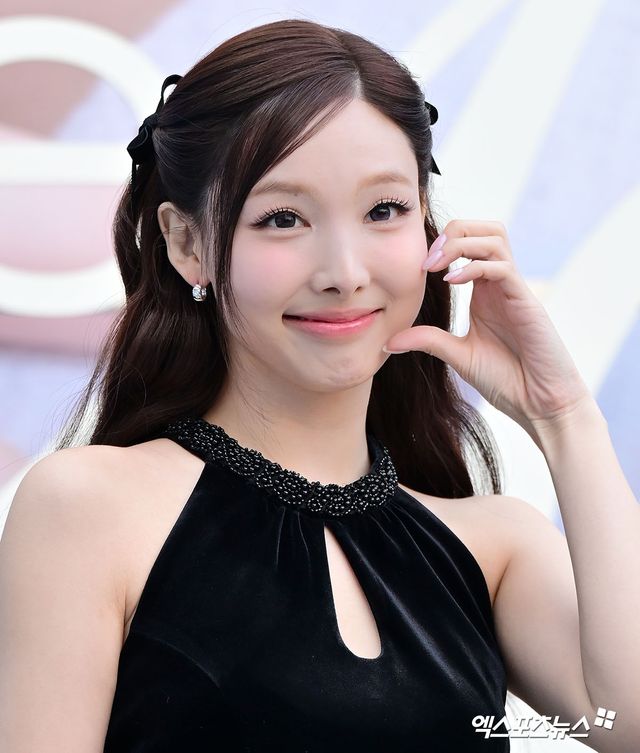 트와이스 나연이 포즈를 취하고 있다.