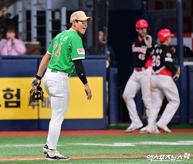 키움 히어로즈 송성문이 포스팅을 통한 미국 진출에 나섰다. 현지 매체 'MLB트레이드루머스'는 송성문의 포스팅 소식을 전했는데, 최근 타격에서의 발전을 조명함과 동시에 유격수 수비에 대한 한계점도 지적했다. 엑스포츠뉴스 DB