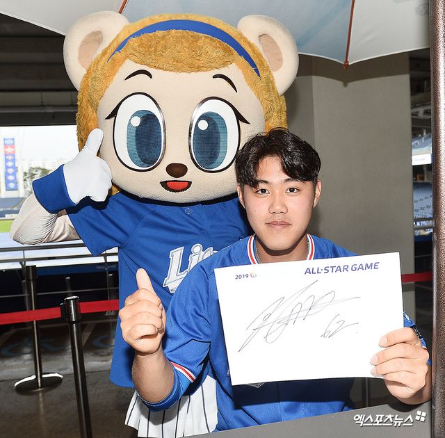 19일 오후 경상남도 창원NC파크에서 열릴 예정인 '2019 KBO 퓨처스 올스타전' 경기는 우천으로 순연되었다. 이날 연기된 퓨처스 올스타전과 홈런레이스 예선은 20일 오전에 열린다. 오전 11시 45분 오프닝을 시작으로 오후 12시 경기를 진행한다. 시상식 이후 홈런레이스 예선도 치러진다. 퓨처스 올스타 팬사인회에 참석한 삼성 공민규가 포즈를 취하고 있다. 엑스포츠뉴스 DB