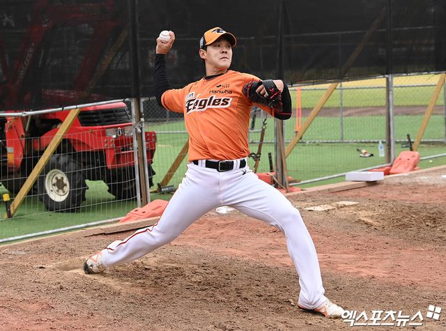 19일 호주 멜버른 볼파크에서 2024 한화 이글스 스프링캠프가 진행됐다. 한화 윤대경이 불펜 피칭을 하고 있다. 엑스포츠뉴스 DB