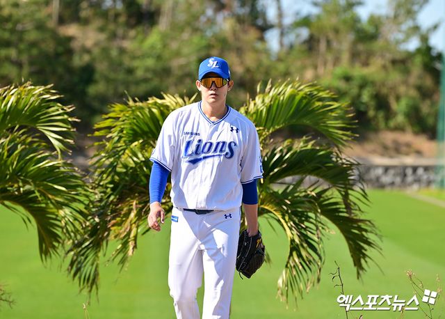 25일 오후 일본 오키나와 온나손 구장에서 열리는 SSG 랜더스와 삼성 라이온즈의 연습경기, 삼성 김대우가 불펜장으로 이동하고 있다. 엑스포츠뉴스 DB