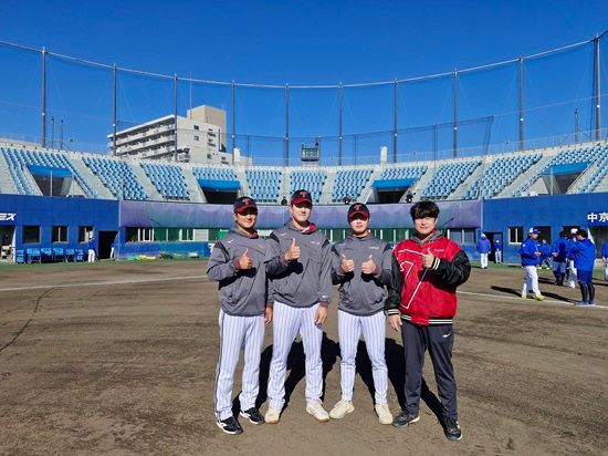 왼쪽부터 윤진호 코치, 문정빈, 손용준, 이주학 운영팀원. LG 트윈스