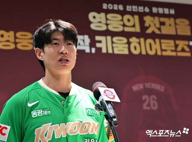 키움 히어로즈가 21일 한국야구위원회에 내야수 송성문에 대한 포스팅 공시를 요청했다. 이후 KBO는 송성문을 MLB 30개 구단에 포스팅해 줄 것을 MLB 사무국에 요청했다. MLB 사무국은 21일(미국 동부시간 기준) 송성문의 포스팅을 30개 구단에 고지할 예정이다. MLB 30개 구단은 고지 다음 날인 22일 오전 8시부터 12월 21일 오후 5시까지 송성문과 협상할 수 있다. 엑스포츠뉴스 DB