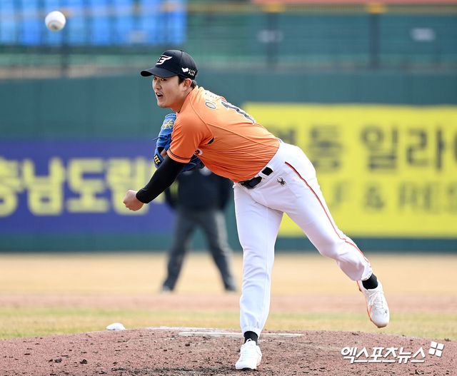 7일 오후 대전 한화생명이글스파크에서 열린 한화 청백전 경기, 한화 이충호가 공을 힘차게 던지고 있다. 엑스포츠뉴스 DB