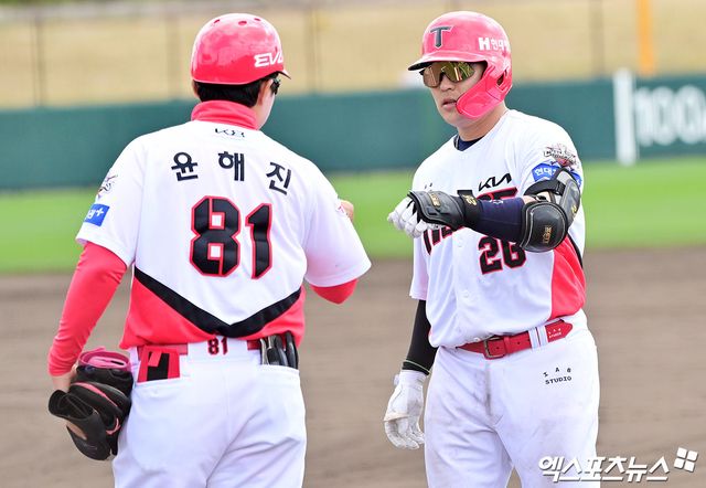 27일 오후 일본 오키나와 킨 구장에서 열린 LG 트윈스와 KIA 타이거즈의 연습경기, 5회말 2사 2루 KIA 한승택이 1타점 적시타를 날린 후 귀루하고 있다. 엑스포츠뉴스 DB
