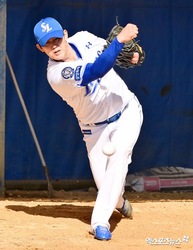 25일 오후 일본 오키나와 온나손 구장에서 열리는 SSG 랜더스와 삼성 라이온즈의 연습경기, 삼성 김대우가 불펜 피칭을 하고 있다. 엑스포츠뉴스 DB