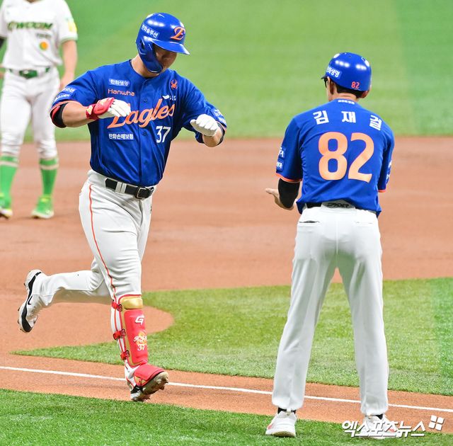 28일 오후 서울 구로구 고척스카이돔에서 열린 '2025 신한 SOL Bank KBO리그' 한화 이글스와 키움 히어로즈의 경기, 1회초 무사 1루 한화 김인환이 투런 홈런을 날린 후 기뻐하고 있다. 엑스포츠뉴스 DB