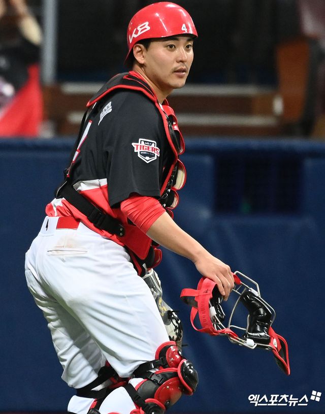 22일 오후 서울시 구로구 고척스카이돔에서 열린 ’2022 신한은행 SOL KBO리그’ KIA 타이거즈와 키움 히어로즈의 경기, 7회말 2사 1,2루 KIA 한승택이 장현식의 폭투때 2루로 향하는 키움 이병규를 정확한 송구로 잡아낸 후 더그아웃으로 향하고 있다. 엑스포츠뉴스 DB
