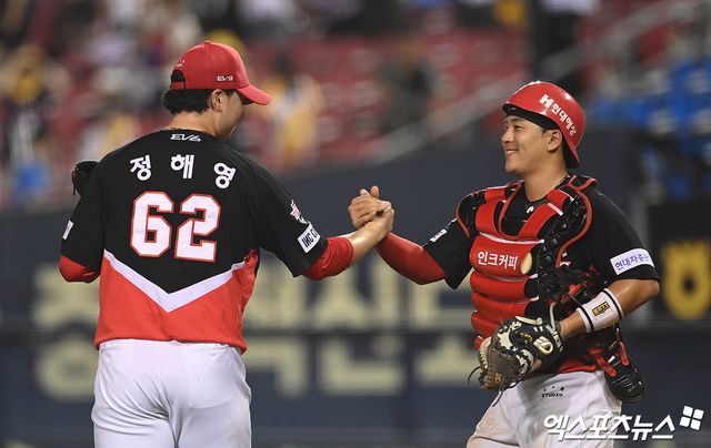 18일 오후 서울 송파구 잠실야구장에서 열린 '2024 신한 SOL Bank KBO리그' KIA 타이거즈와 LG 트윈스의 경기, KIA가 4:0의 스코어로 승리하며 시리즈 스윕을 달성했다. 경기 종료 후 KIA 정해영과 한승택이 승리의 기쁨을 나누고 있다. 엑스포츠뉴스 DB