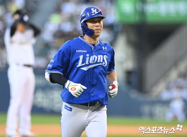 14일 오후 서울 송파구 잠실야구장에서 열린 '2024 신한 SOL뱅크 KBO리그' 삼성 라이온즈와 두산 베어스의 경기, 7회초 1루 삼성 안주형이 희생 번트를 성공시킨 뒤 더그아웃으로 향하고 있다. 엑스포츠뉴스 DB