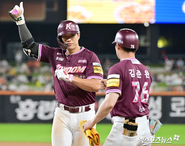 키움 히어로즈가 21일 한국야구위원회에 내야수 송성문에 대한 포스팅 공시를 요청했다. 이후 KBO는 송성문을 MLB 30개 구단에 포스팅해 줄 것을 MLB 사무국에 요청했다. MLB 사무국은 21일(미국 동부시간 기준) 송성문의 포스팅을 30개 구단에 고지할 예정이다. MLB 30개 구단은 고지 다음 날인 22일 오전 8시부터 12월 21일 오후 5시까지 송성문과 협상할 수 있다. 엑스포츠뉴스 DB