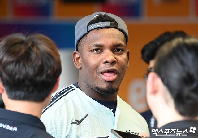 베네수엘라 프로야구리그(LVBP)는 21일(한국시간) 공식 홈페이지를 통해 '아길라스 델 줄리아는 이번 주 로스터를 조정했다. 한국으로 건너가게 된 페라자의 이탈이 확정됐다'고 알렸다. 다수 현지 매체 보도에 따르면 페라자는 지난 19일 마르가리타 브라보스와의 경기를 끝으로 소속팀 아길라스 선수단에서 이탈했다. 한국으로 이동해 메디컬 테스트를 받고, 한화와의 계약을 마무리 짓기 위함이다. 엑스포츠뉴스 DB