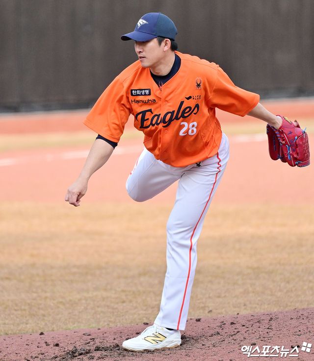 6일 오후 대전 한화생명 볼파크에서 열린 한화 청백전 경기, 한화 장시환이 공을 힘차게 던지고 있다. 엑스포츠뉴스 DB