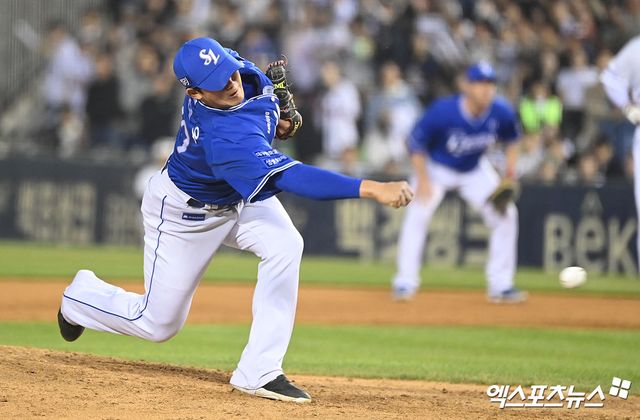 일 오후 서울 송파구 잠실야구장에서 열린 '2024 신한 SOL Bank KBO리그' 삼성 라이온즈와 두산 베어스의 경기, 8회말 2사 만루 삼성 김대우가 공을 힘차게 던지고 있다. 엑스포츠뉴스 DB