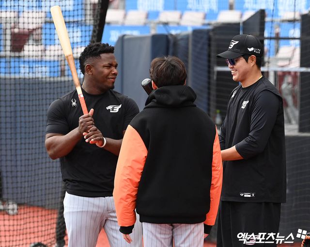 베네수엘라 프로야구리그(LVBP)는 21일(한국시간) 공식 홈페이지를 통해 '아길라스 델 줄리아는 이번 주 로스터를 조정했다. 한국으로 건너가게 된 페라자의 이탈이 확정됐다'고 알렸다. 다수 현지 매체 보도에 따르면 페라자는 지난 19일 마르가리타 브라보스와의 경기를 끝으로 소속팀 아길라스 선수단에서 이탈했다. 한국으로 이동해 메디컬 테스트를 받고, 한화와의 계약을 마무리 짓기 위함이다. 엑스포츠뉴스 DB