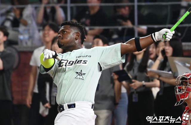 베네수엘라 프로야구리그(LVBP)는 21일(한국시간) 공식 홈페이지를 통해 '아길라스 델 줄리아는 이번 주 로스터를 조정했다. 한국으로 건너가게 된 페라자의 이탈이 확정됐다'고 알렸다. 다수 현지 매체 보도에 따르면 페라자는 지난 19일 마르가리타 브라보스와의 경기를 끝으로 소속팀 아길라스 선수단에서 이탈했다. 한국으로 이동해 메디컬 테스트를 받고, 한화와의 계약을 마무리 짓기 위함이다. 엑스포츠뉴스 DB