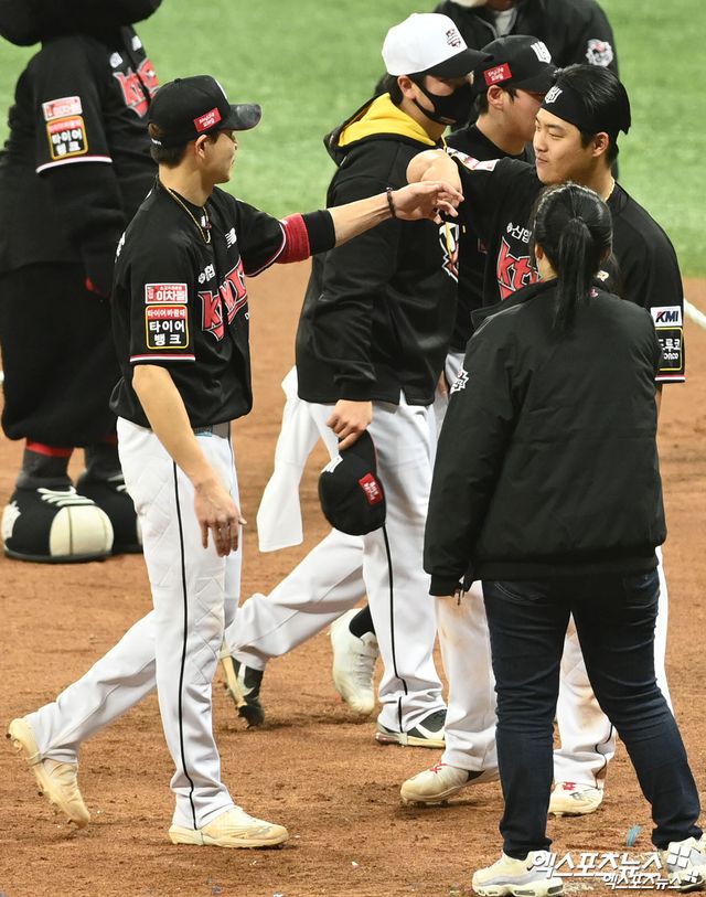 18일 오후 서울 구로구 고척스카이돔에서 열린 '2021 신한은행 SOL KBO리그' 포스트시즌 두산 베어스와 KT 위즈의 한국시리즈 4차전 경기, KT가 두산에 8:4로 승리하며 한국시리즈 4연승을 기록, 통합 우승을 차지했다. 통합 우승을 차지한 KT 심우준, 강백호가 기뻐하고 있다. 엑스포츠뉴스DB