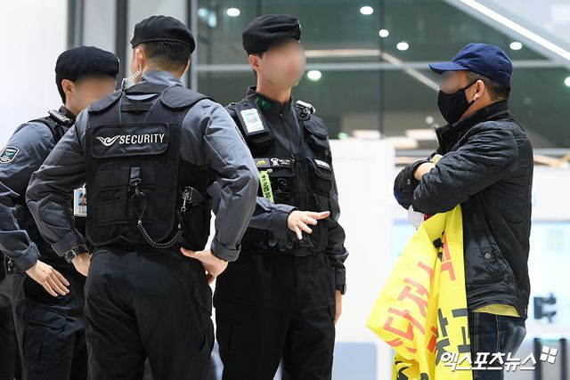 지난 11월 6일 인천국제공항에서 김혜성(LA 다저스)의 아버지를 비난하는 현수막을 들어 논란이 됐던 남성. 사진 엑스포츠뉴스 DB