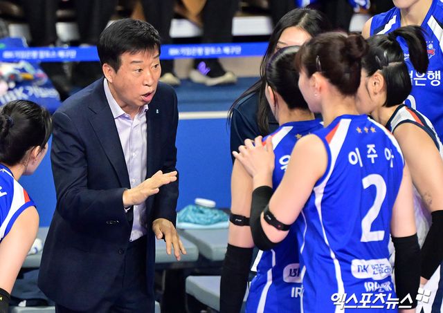 여자프로배구 IBK기업은행이 22일 경기도 화성체육관에서 열린 진에어 2025-2026 V리그 여자부&nbsp;2라운드 현대건설과의 홈 경기에서 세트 스코어 0-3(22-25 21-25 24-26)으로 패한 직후 김호철 감독의 자진 사퇴를 발표했다. 사진 김한준 기자
