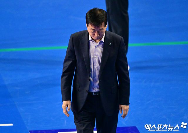 여자프로배구 IBK기업은행이 22일 경기도 화성체육관에서 열린 진에어 2025-2026 V리그 여자부&nbsp;2라운드 현대건설과의 홈 경기에서 세트 스코어 0-3(22-25 21-25 24-26)으로 패한 직후 김호철 감독의 자진 사퇴를 발표했다. 사진 김한준 기자
