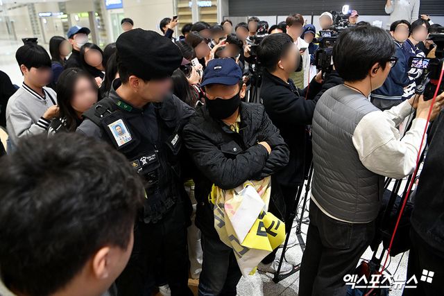 지난 11월 6일 인천국제공항에서 김혜성(LA 다저스)의 아버지를 비난하는 현수막을 들어 논란이 됐던 남성. 사진 엑스포츠뉴스 DB