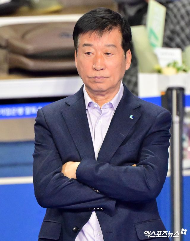 여자프로배구 IBK기업은행이 22일 경기도 화성체육관에서 열린 진에어 2025-2026 V리그 여자부&nbsp;2라운드 현대건설과의 홈 경기에서 세트 스코어 0-3(22-25 21-25 24-26)으로 패한 직후 김호철 감독의 자진 사퇴를 발표했다. 사진 김한준 기자