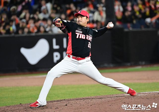 KIA 타이거즈가 FA 투수 이준영과 계약기간 3년, 총액 12억원에 계약했다. 앞서 내야수 박찬호(두산 베어스), 포수 한승택(KT 위즈)을 떠나보낸 KIA는 올겨울 처음으로 내부 FA와 계약을 맺었다. 이제 남은 내부 FA는 투수 양현종, 조상우, 외야수 최형우까지 총 3명이다. 엑스포츠뉴스 DB