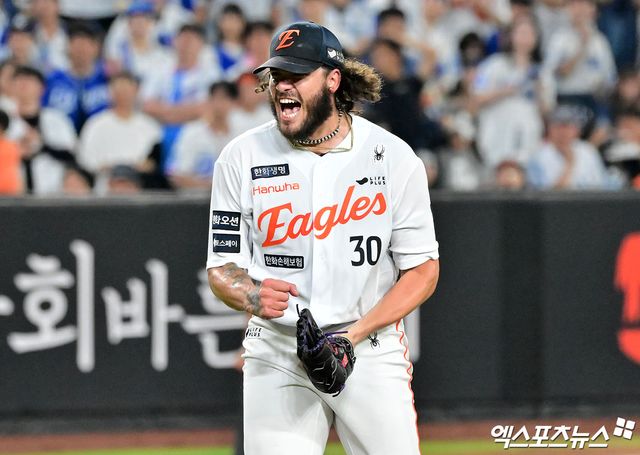 30일 오후 대전 한화생명 볼파크에서 열린 '2025 신한 SOL Bank KBO리그' 삼성 라이온즈와 한화 이글스의 경기, 6회초 수비를 마친 한화 폰세가 포효하고 있다. 엑스포츠뉴스 DB