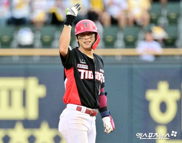 박찬호의 최대 강점은 바로 내구성이다. 그는 지난 2019년 133경기 출장을 시작으로 올해까지 7시즌 연속 130경기 이상 출장 기록을 이어오고 있다. 그는 최근 5시즌 유격수 소화이닝 1위(5481이닝)에 오르며 리그 최고의 내구성을 증명했다. 23일 잠실야구장에서 만난 박찬호는 '저는 그 기록을 아무도 못 깰 만큼 이어가고 싶다. 사실 내년까지 뛰면 최다 기록 타이다. 제가 다른 건 몰라도 출장에 대한 욕심이 있다"며 "제가 진짜 어디가 부러지고 이런 게 아니면 경기를 무조건 나간다'고 열의를 드러냈다. 엑스포츠뉴스 DB