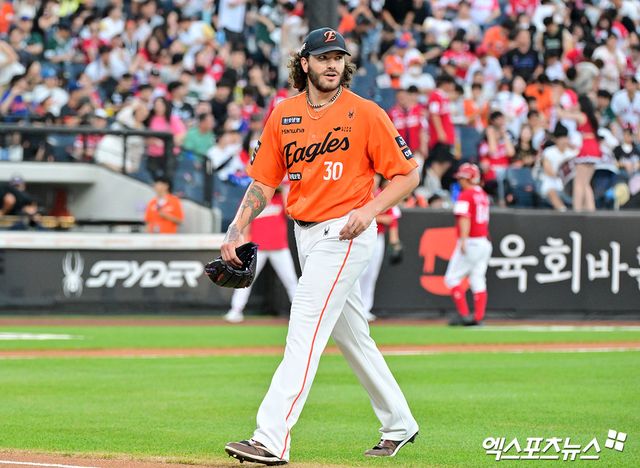 22일 오후 대전 한화생명 볼파크에서 열린 '2025 신한 SOL Bank KBO리그' SSG 랜더스와 한화 이글스의 경기, 1회초 수비를 마친 한화 폰세가 더그아웃으로 향하고 있다. 엑스포츠뉴스 DB