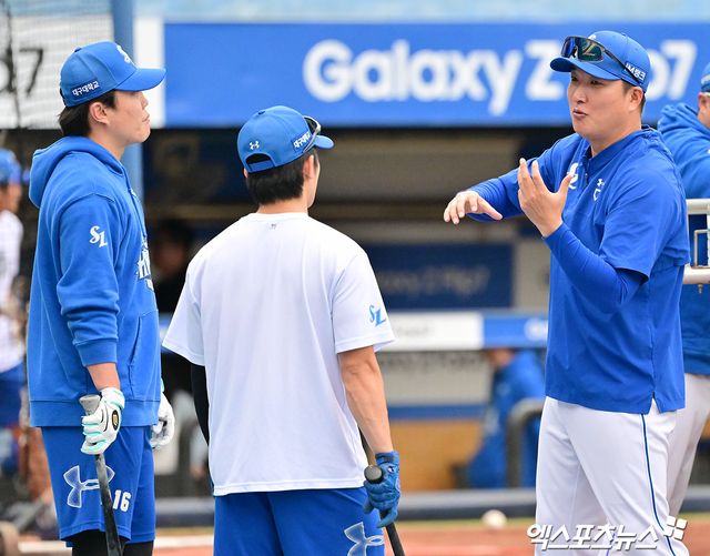 두산 베어스가 23일 이진영 야구대표팀 코치를 1·2군 총괄 타격코치로 선임했다. 두산은 이 코치가 지도자 커리어 내내 타자들의 강점을 극대화하고 약점을 보완하는 데 탁월한 성과를 낸 점을 주목했다. 젊은 선수들의 타격 능력 도약에 큰 보탬이 될 것으로 기대하고 있다. 엑스포츠뉴스 DB