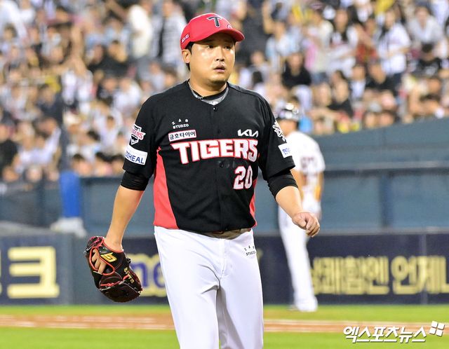 KIA 타이거즈가 FA 투수 이준영과 계약기간 3년, 총액 12억원에 계약했다. 앞서 내야수 박찬호(두산 베어스), 포수 한승택(KT 위즈)을 떠나보낸 KIA는 올겨울 처음으로 내부 FA와 계약을 맺었다. 이제 남은 내부 FA는 투수 양현종, 조상우, 외야수 최형우까지 총 3명이다. 엑스포츠뉴스 DB