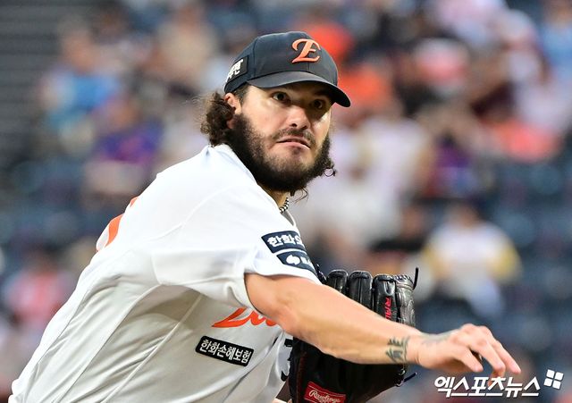 12일 오후 대전 한화생명 볼파크에서 열린 '2025 신한 SOL Bank KBO리그' 롯데 자이언츠와 한화 이글스의 경기, 1회초 한화 선발투수 폰세가 공을 힘차게 던지고 있다. 엑스포츠뉴스 DB