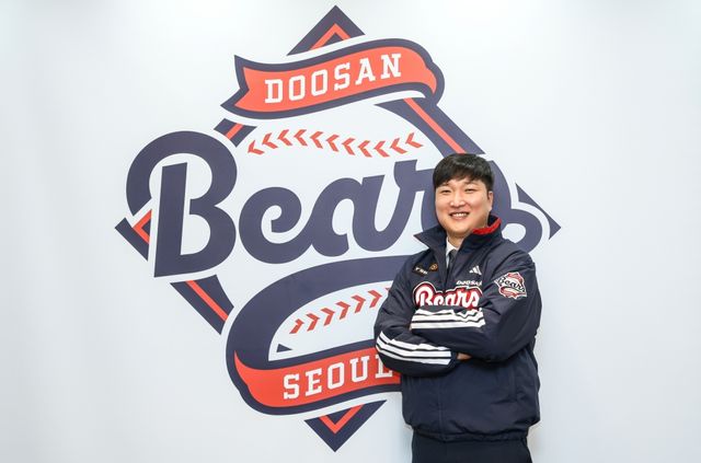 두산 베어스가 23일 이진영 야구대표팀 코치를 1·2군 총괄 타격코치로 선임했다. 두산은 이 코치가 지도자 커리어 내내 타자들의 강점을 극대화하고 약점을 보완하는 데 탁월한 성과를 낸 점을 주목했다. 젊은 선수들의 타격 능력 도약에 큰 보탬이 될 것으로 기대하고 있다. 두산 베어스