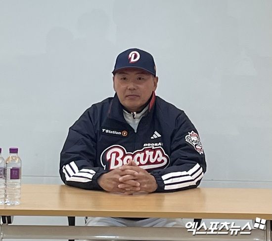 김원형 두산 베어스 감독이 23일 서울 잠실야구장에서 열린 '2025 곰들의 모임' 행사를 앞두고 취재진과 인터뷰에 응하고 있다. 잠실, 김유민 기자