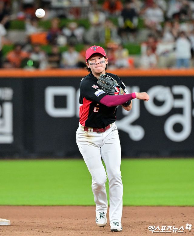 박찬호의 최대 강점은 바로 내구성이다. 그는 지난 2019년 133경기 출장을 시작으로 올해까지 7시즌 연속 130경기 이상 출장 기록을 이어오고 있다. 그는 최근 5시즌 유격수 소화이닝 1위(5481이닝)에 오르며 리그 최고의 내구성을 증명했다. 23일 잠실야구장에서 만난 박찬호는 '저는 그 기록을 아무도 못 깰 만큼 이어가고 싶다. 사실 내년까지 뛰면 최다 기록 타이다. 제가 다른 건 몰라도 출장에 대한 욕심이 있다"며 "제가 진짜 어디가 부러지고 이런 게 아니면 경기를 무조건 나간다'고 열의를 드러냈다. 엑스포츠뉴스 DB