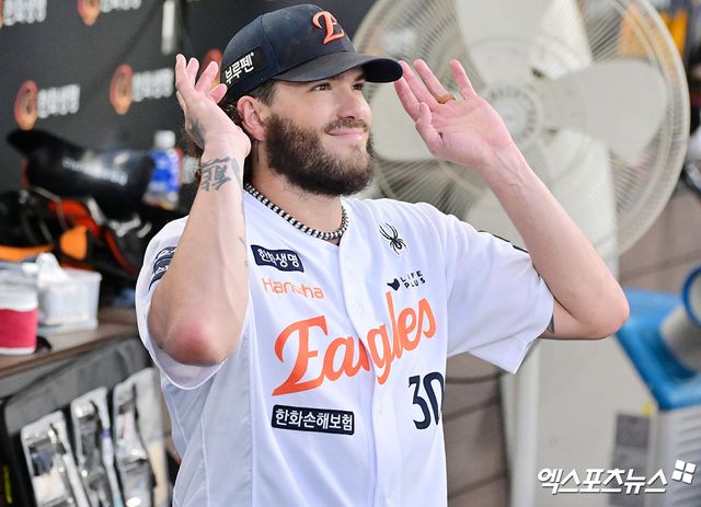 30일 오후 대전 한화생명 볼파크에서 열린 '2025 신한 SOL Bank KBO리그' 삼성 라이온즈와 한화 이글스의 경기, 2회말 1사 2루 한화 폰세가 하주석의 득점에 미소를 보이고 있다. 엑스포츠뉴스 DB